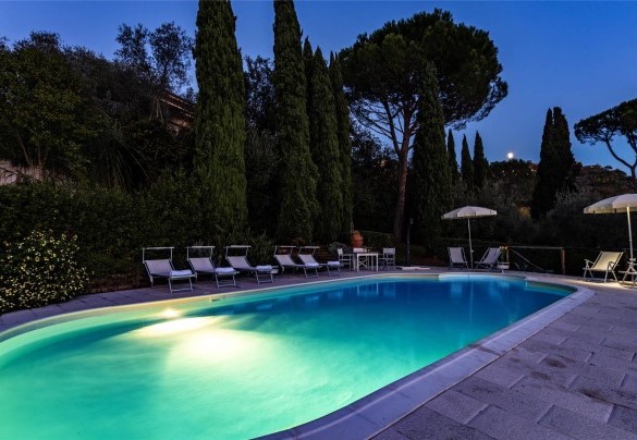 La piscina dotata d’illuminazione interna al tramonto – Torre Angelina