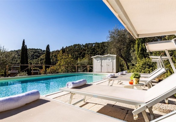 La piscina, aperta dall’ultimo sabato di aprile al primo sabato di ottobre, è posizionata su un terrazzamento panoramico e dista 60 mt dalla villa – Torre Angelina