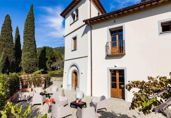 La zona living esterna attualmente ombreggiata da tenda a vela – Torre Angelina