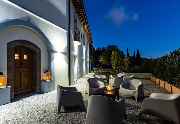 La zona living illuminata al tramonto – Torre Angelina