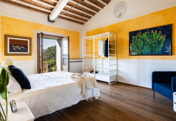 La spaziosa camera matrimoniale con bagno con doccia en-suite al primo piano passando dalle scale della sala pranzo con piccolo terrazzo sul giardino – Torre Angelina