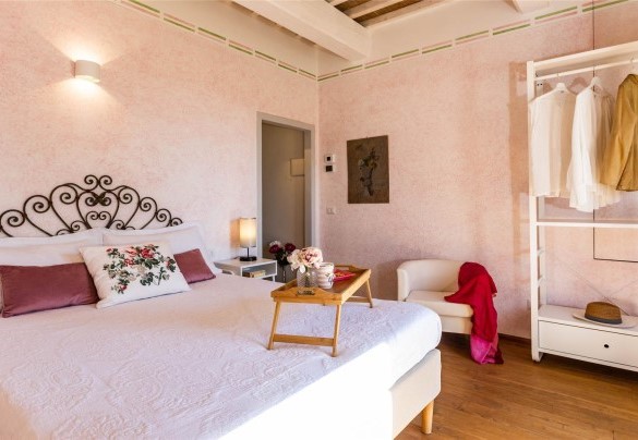 La spaziosa camera matrimoniale con bagno con doccia en-suite al piano terra e portafinestra sul giardino – Torre Angelina