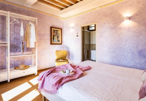 La spaziosa camera matrimoniale con bagno con doccia en-suite al piano terra e portafinestra sul giardino – Torre Angelina