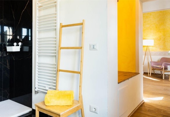 Ampio bagno en suite, al primo piano, finestrato con doccia grande – Torre Angelina
