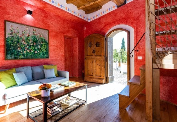 Il soggiorno della Torre a piano terra con smart tv e strette scale per il primo piano – Torre Angelina