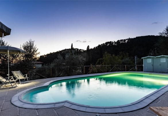 La piscina dotata d’illuminazione interna al tramonto – Torre Angelina