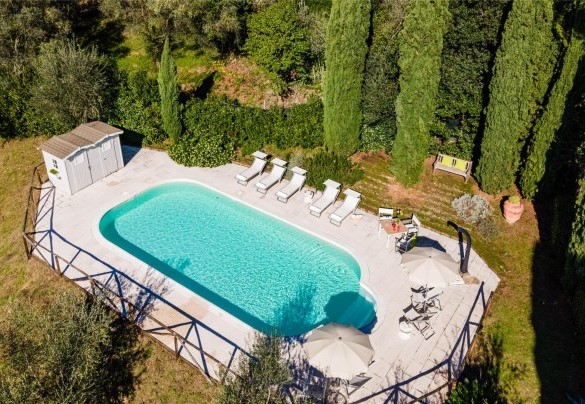 Piscina con gradini di accesso in acqua in stile romano – Torre Angelina