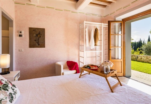 La spaziosa camera matrimoniale con bagno con doccia en-suite al piano terra e portafinestra sul giardino – Torre Angelina