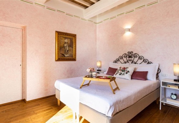 La spaziosa camera matrimoniale con bagno con doccia en-suite al piano terra e portafinestra sul giardino – Torre Angelina