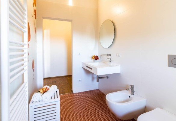 Ampio bagno en suite, finestrato con doccia grande – Torre Angelina
