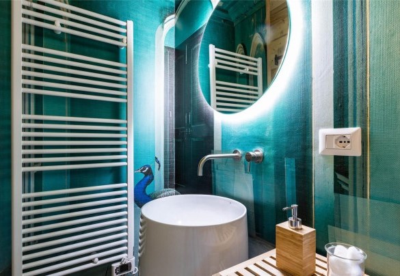Il bagno con doccia nella Torre al primo piano a servizio della camera al secondo piano nella Torre – Torre Angelina