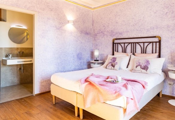 La spaziosa camera matrimoniale con bagno con doccia en-suite al piano terra con accesso dall’esterno – Torre Angelina