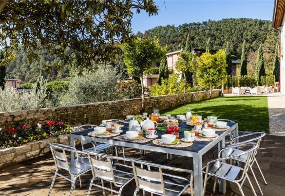 L’ ombreggiata zona pranzo esterna di fronte alla cucina – Torre Angelina