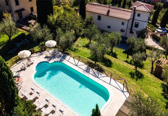 La piscina con area solarium dotata di ombrelloni e lettini – Torre Angelina