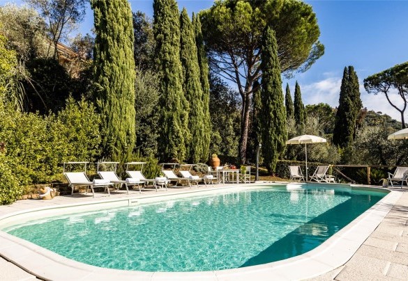 La piscina di forma rettangolare misura 6 x 12 ed ha una profondità di 1.40 m, è rivestita in PVC con bordo in travertino e scala romana per l’accesso in vasca – Torre Angelina