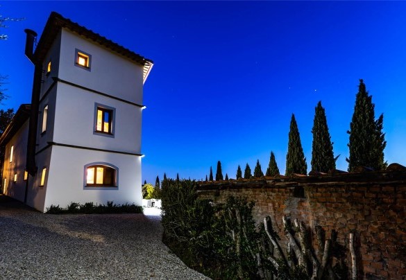 Un angolo della villa illuminata al tramonto – Torre Angelina