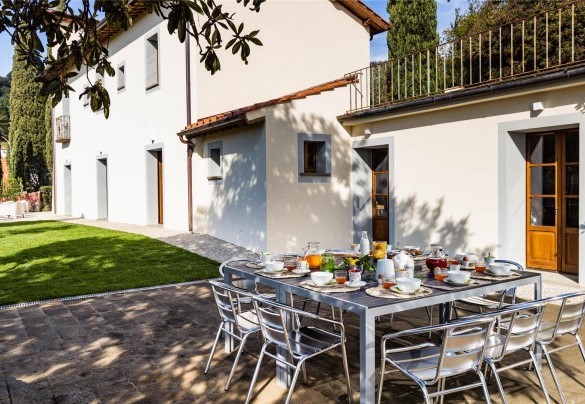 L’ ombreggiata zona pranzo esterna di fronte alla cucina – Torre Angelina