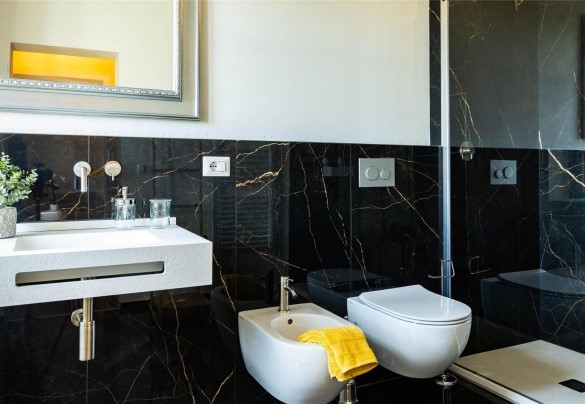 Ampio bagno en suite, finestrato con doccia grande – Torre Angelina