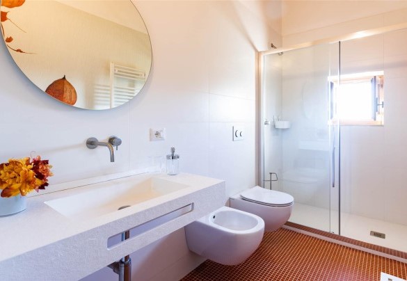 Ampio bagno en suite, finestrato con doccia grande – Torre Angelina