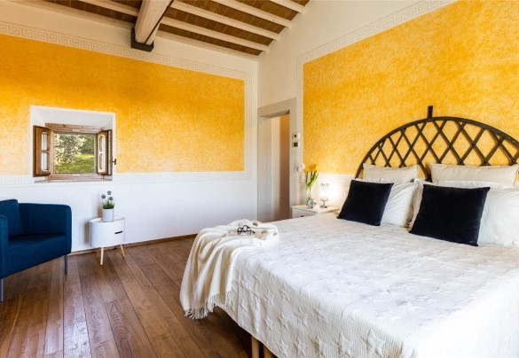 La spaziosa camera matrimoniale con bagno con doccia en-suite al primo piano passando dalle scale della sala pranzo – Torre Angelina