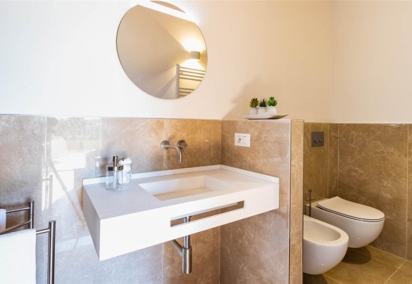 Il bagno en-suite con doccia della camera a piano terra – Torre Angelina