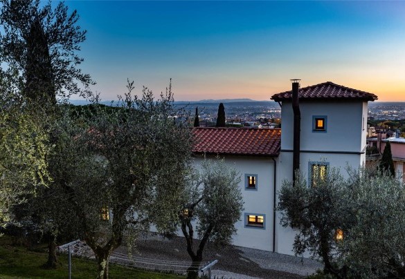 Vista della villa e di Montecatini dalla piscina al tramonto – Torre Angelina