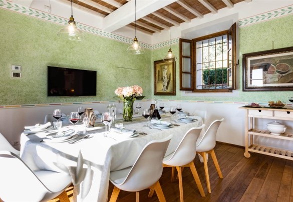 La spaziosa sala da pranzo con smart tv e accanto alla cucina ben attrezzata– Torre Angelina