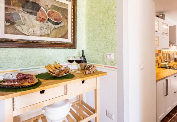 La cucina ben attrezzata con uscita verso l’esterno – Torre Angelina