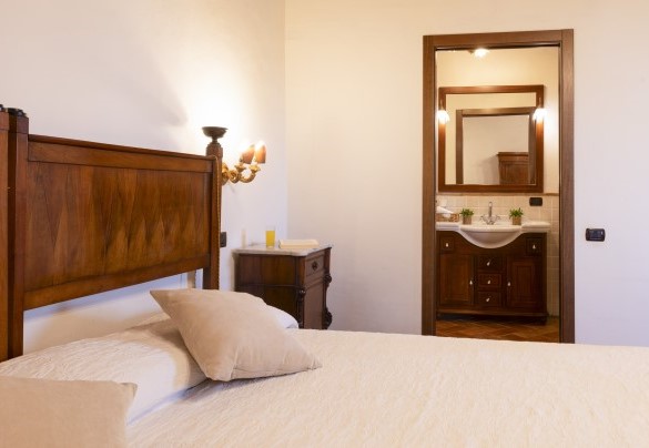 La camera matrimoniale (letto largo 2m) n.4 al primo piano - Torre di Paciano 