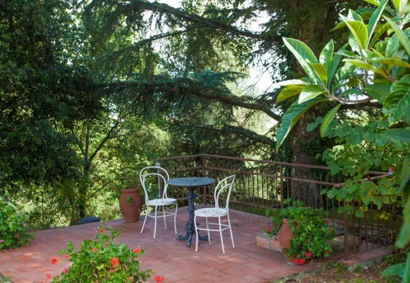 Outdoor sitting areas where you can just sit and relax - Torre di Paciano
