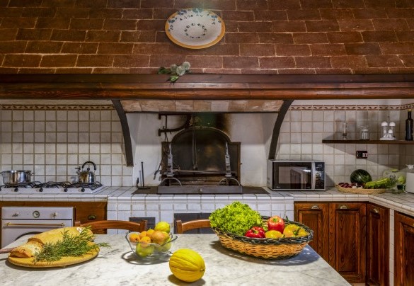 La cucina in muratura ben attrezzata - Torre di Paciano 