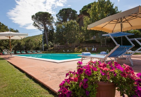 The pool area is located in a well-delimited area of the garden - Torre di Paciano