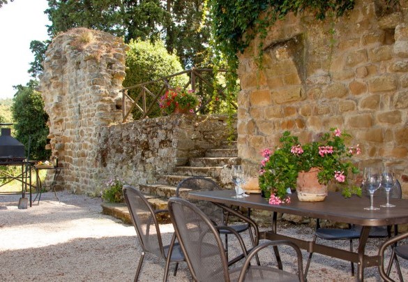 In the vicinity of the pool area another dining area with barbecue has been set up - Torre di Paciano 