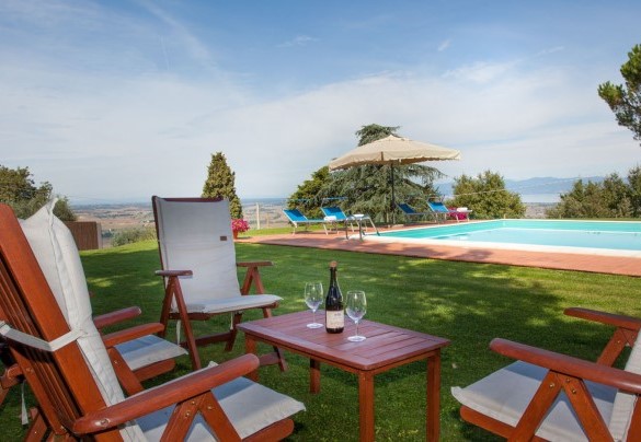 An aperitif in the pool area - Torre di Paciano