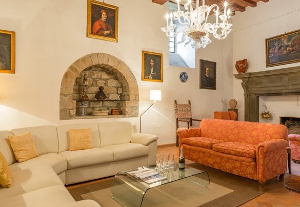 Living room with ornamental fireplace - Torre di Paciano  