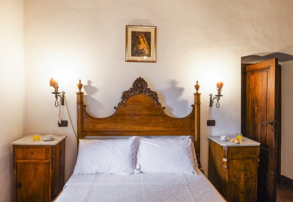 La camera matrimoniale (letto largo 1,40m) n.3 al primo piano - Torre di Paciano 
