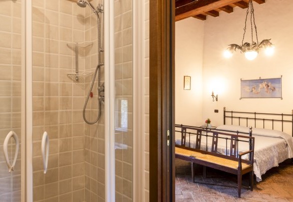 The bathroom en-suite with shower n.6 on the third floor - Torre di Paciano 