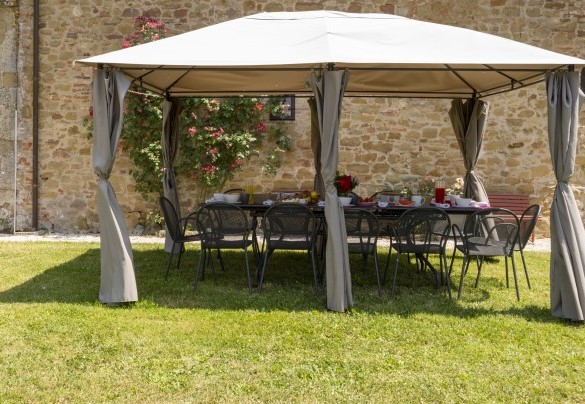La zona pranzo esterna, allestita con gazebo, tavolo e sedie - Torre di Paciano 
