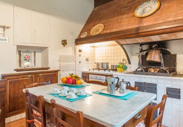 Well-equipped built-in kitchen - Torre di Paciano