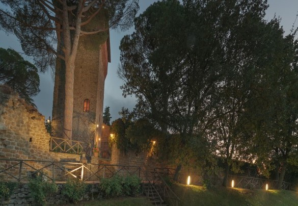 Sunset with the illuminated residence - Torre di Paciano