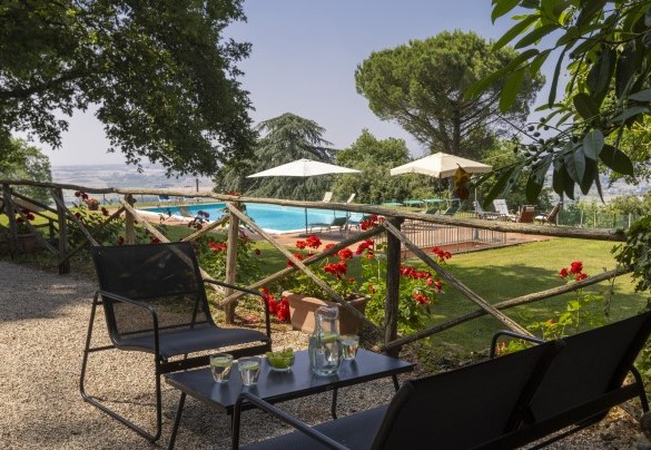 La zona relax situato in un punto panoramico con vista sulla piscina - Torre di Paciano 