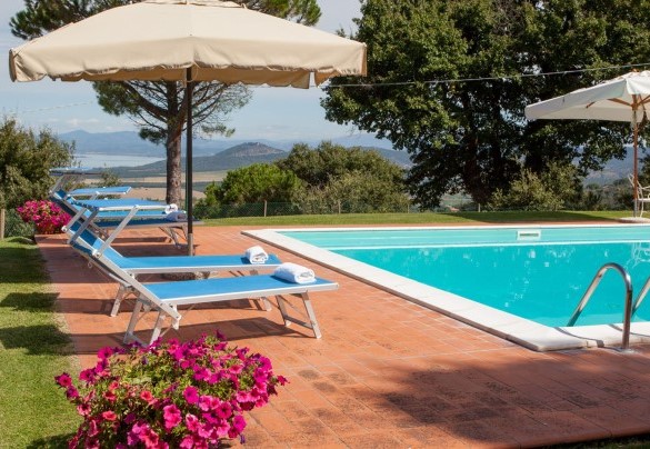 The pool and the sunbath area set up with sunbeds, umbrellas and shower - Torre di Paciano 