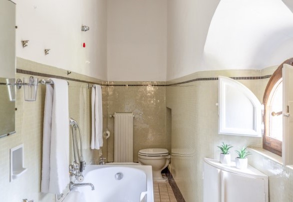Il bagno en-suite con vasca n.3 al primo piano - Torre di Paciano 