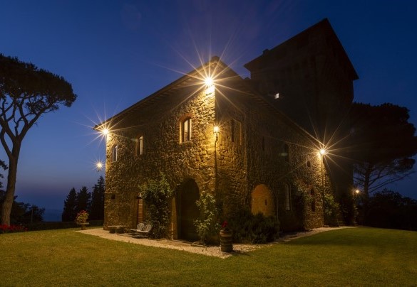 La tenuta illuminata in notturna - Torre di Paciano