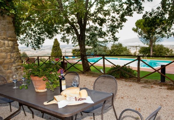 Terraced area with table and chairs and barbecue - Torre di Paciano