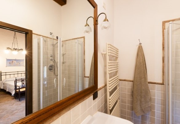 The bathroom en-suite with shower n.6 on the third floor - Torre di Paciano 