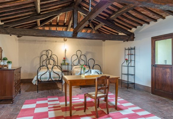 Twin bedroom, with joinable beds, on the top floor of the tower - Torre di Paciano 
