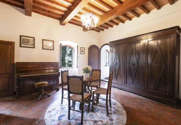 Studio di passaggio con pianoforte (non accordato) al primo piano - Torre di Paciano