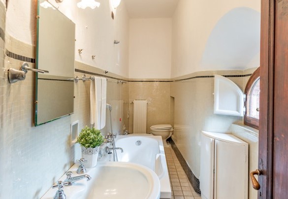 En suite bathroom with tub on the first floor - Torre di Paciano