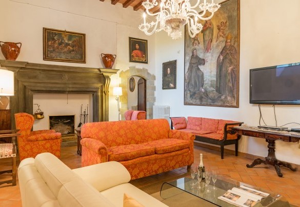 Living room furnished with sofas, armchairs and TV - Torre di Paciano 